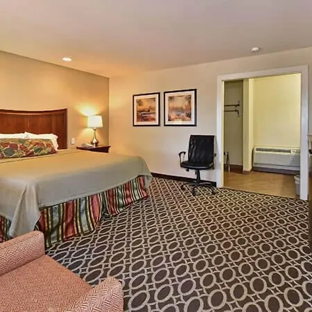Sunday House Inn And Suites-3