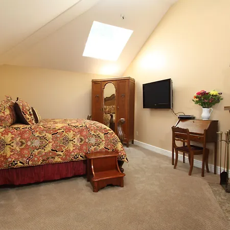 Hennessey House Bed And Breakfast-3