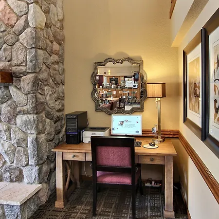 Blossom Hotel & Suites Traverse City-3