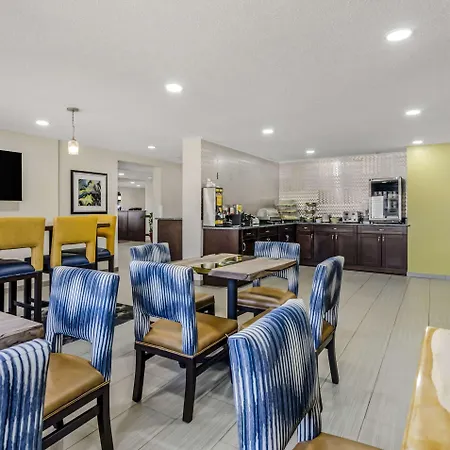 Clarion Pointe Staunton East-2