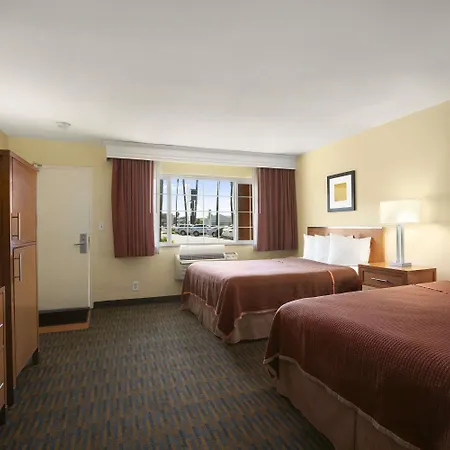 Howard Johnson By Wyndham San Diego Sea World-2