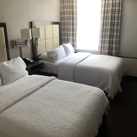 Hampton Inn & Suites Milwaukee Downtown-3