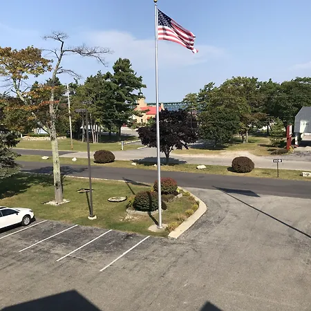 Super 8 By Wyndham Bridgeview Of Mackinaw City-3