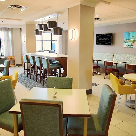 Hampton Inn & Suites Cathedral City-3