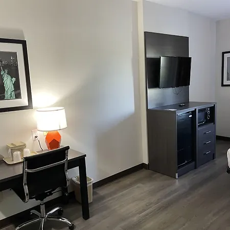 Quality Suites Tulsa I-44-3