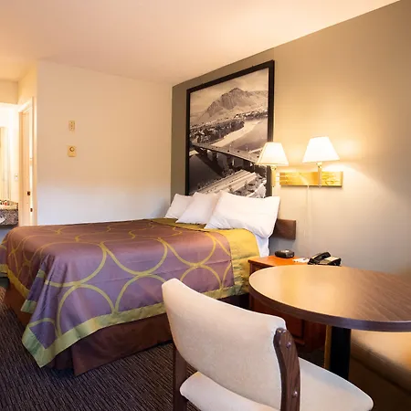Super 8 By Wyndham Kamloops East-2