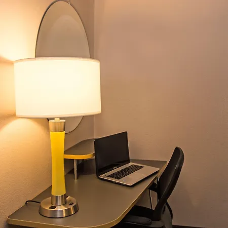 Super 8 By Wyndham Manistee-3