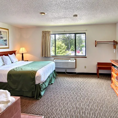Days Inn & Suites By Wyndham Traverse City-2