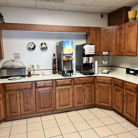 Ramada By Wyndham Saginaw Hotel & Suites-2