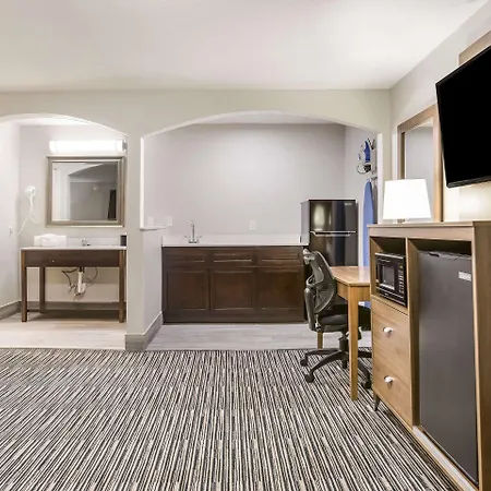 Clarion Pointe East Lansing University Area-3
