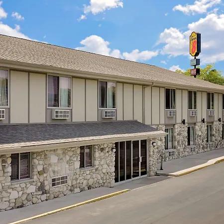 Super 8 By Wyndham Sturgeon Bay-3