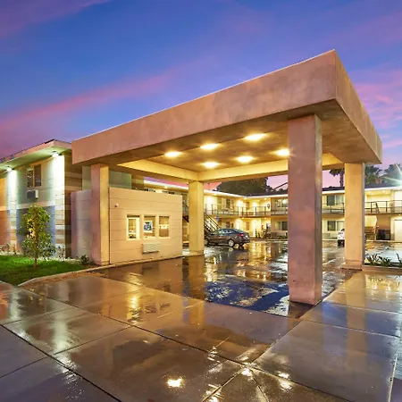 Eden Roc Inn & Suites Near The Maingate-2