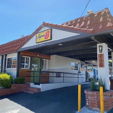 Super 8 By Wyndham Monterey-2