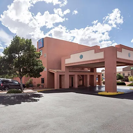 Motel 6-Page, Az-3