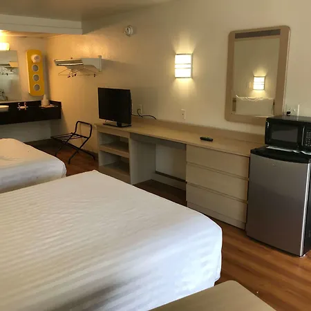 Travelodge By Wyndham Fayetteville-2