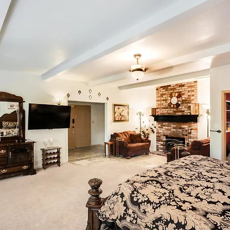 Foothill House-3