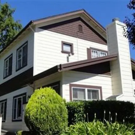 Cinnamon Bear Creekside Inn-3