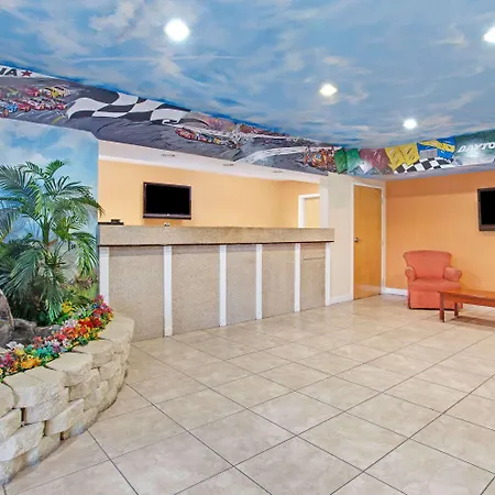 Super 8 By Wyndham Daytona Beach-2