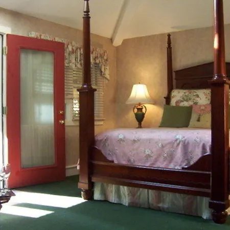 Hidden Garden Cottages & Suites-3
