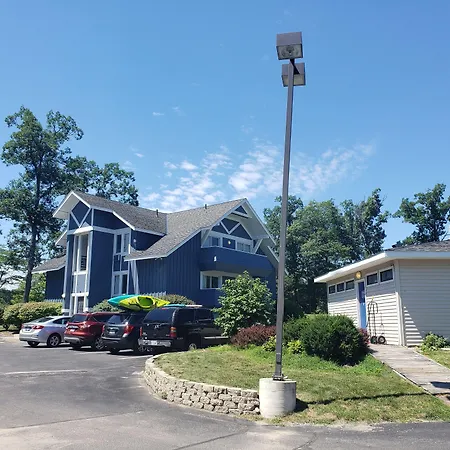 Travelodge By Wyndham Traverse City Mi-2