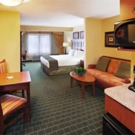 The Q Hotel & Suites-3