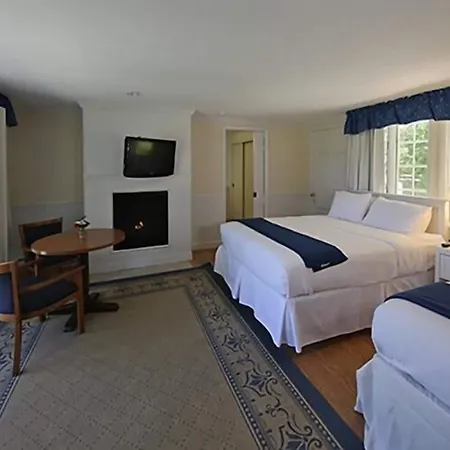 Colonial Inn Harbor Springs-2