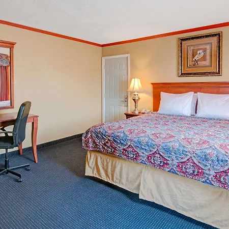 Days Inn By Wyndham Albuquerque Downtown-3
