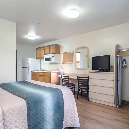Hometowne Studios & Suites By Red Roof Bentonville-3