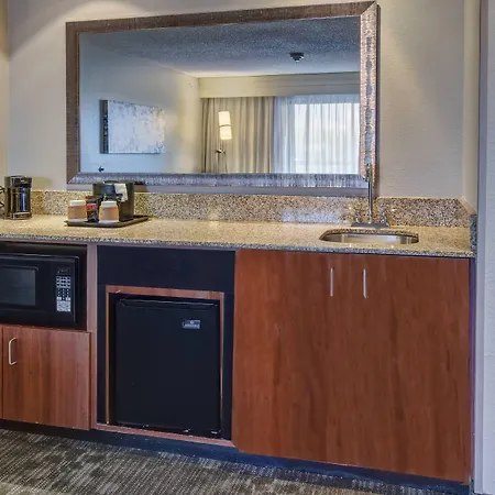 Courtyard By Marriott Alexandria-3