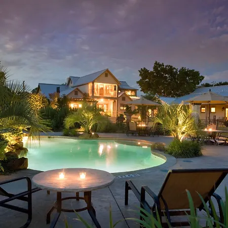 Inn On Lake Granbury A Boutique Hotel-3