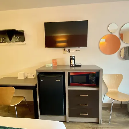 Howard Johnson By Wyndham Lake George-3