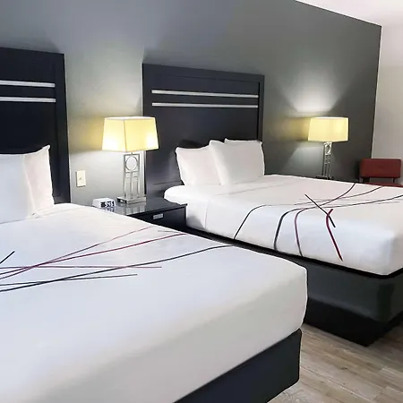 La Quinta Inn & Suites By Wyndham Tulsa Midtown-3