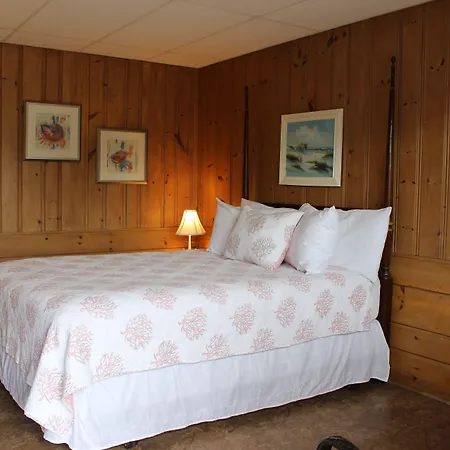 Town & Beach Motel-3