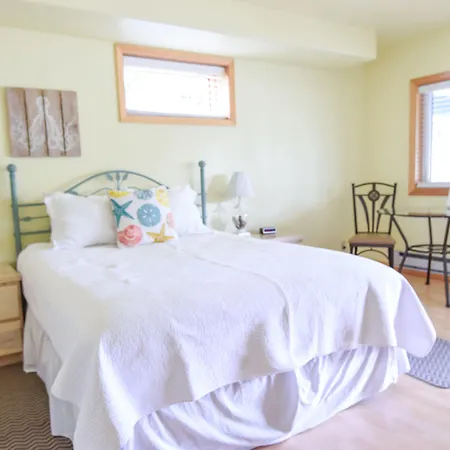 Sea Treasures Inn-3