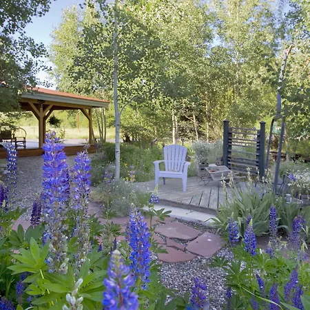 Mariposa Lodge Bed And Breakfast-3