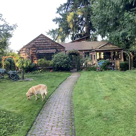 Cottage Lake Bed And Breakfast-3