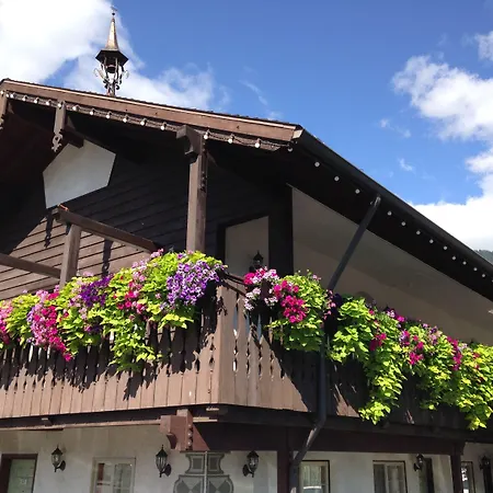Linderhof Inn-3