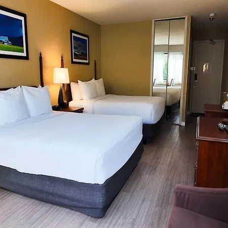 Ramada By Wyndham Kelowna Hotel & Conference Center-3