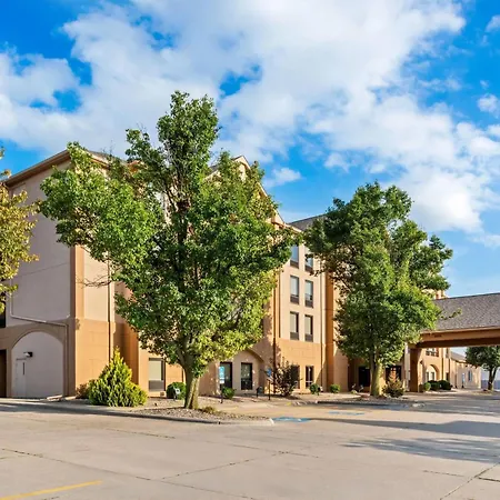 Days Inn & Suites By Wyndham Cedar Rapids-3