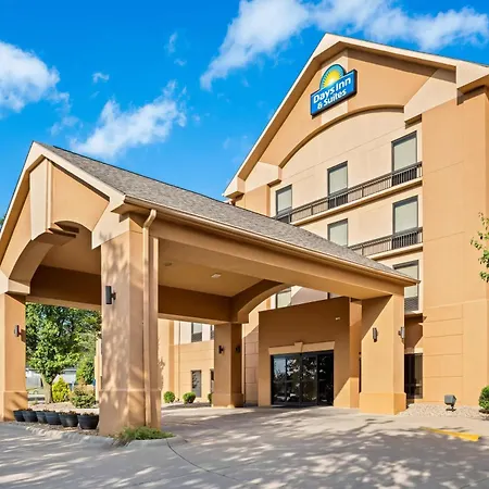 Days Inn & Suites By Wyndham Cedar Rapids-2