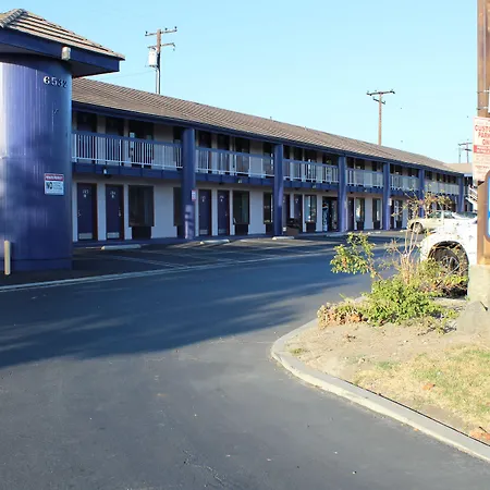 Travelodge By Wyndham Buena Park-2