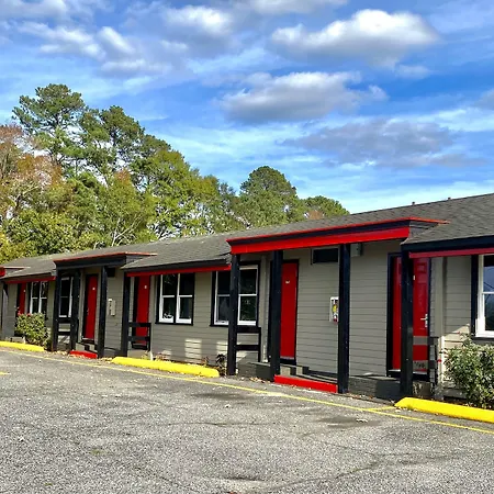 Whistling Pines Motel- Daily And Extended Stay-3