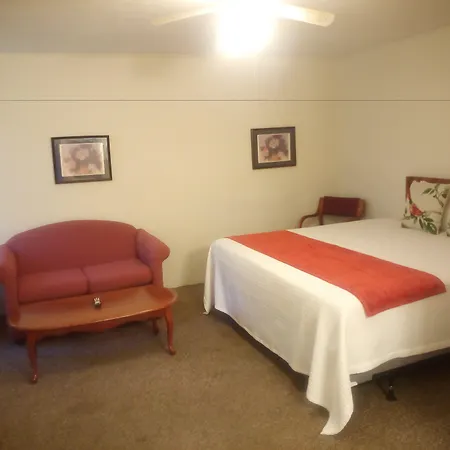 Meadowlark Motel With Restaurant & Bar-2