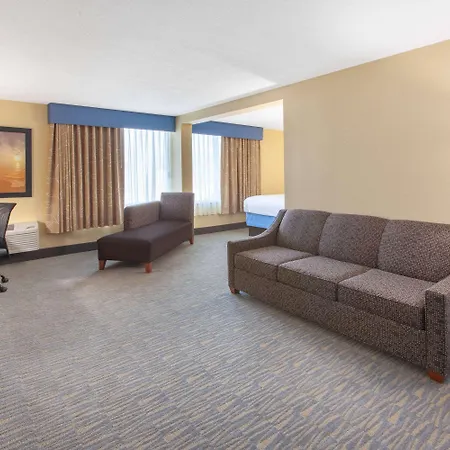Days Inn & Suites By Wyndham Grand Rapids Near Downtown-3