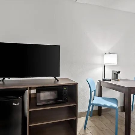 Quality Inn & Suites At Tropicana Field-3