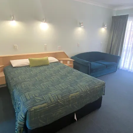 Runaway Bay Motor Inn-2