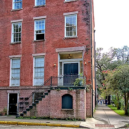 Comfy Carriage House Steps From The River-2