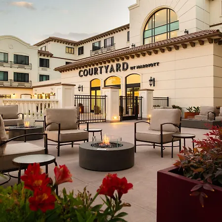 Courtyard By Marriott Santa Cruz-3