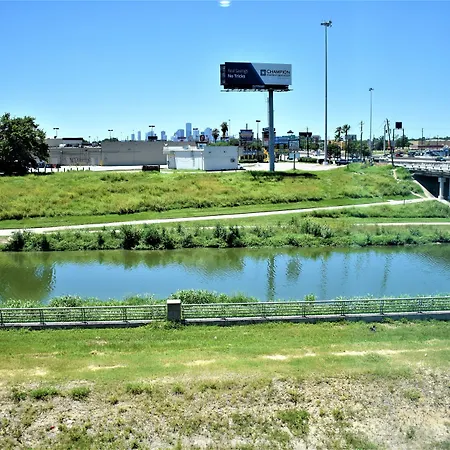 Days Inn & Suites By Wyndham Downtown/University Of Houston-3