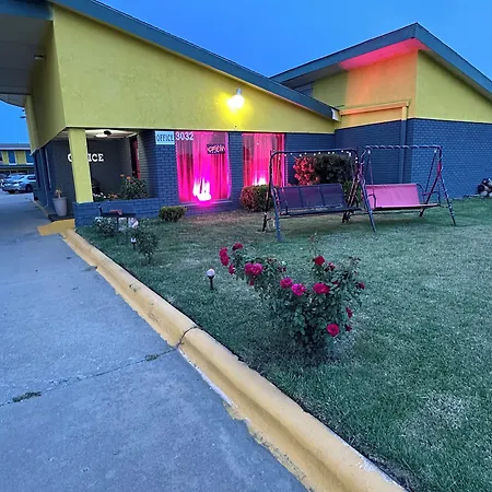 Travel Inn & Suites-2